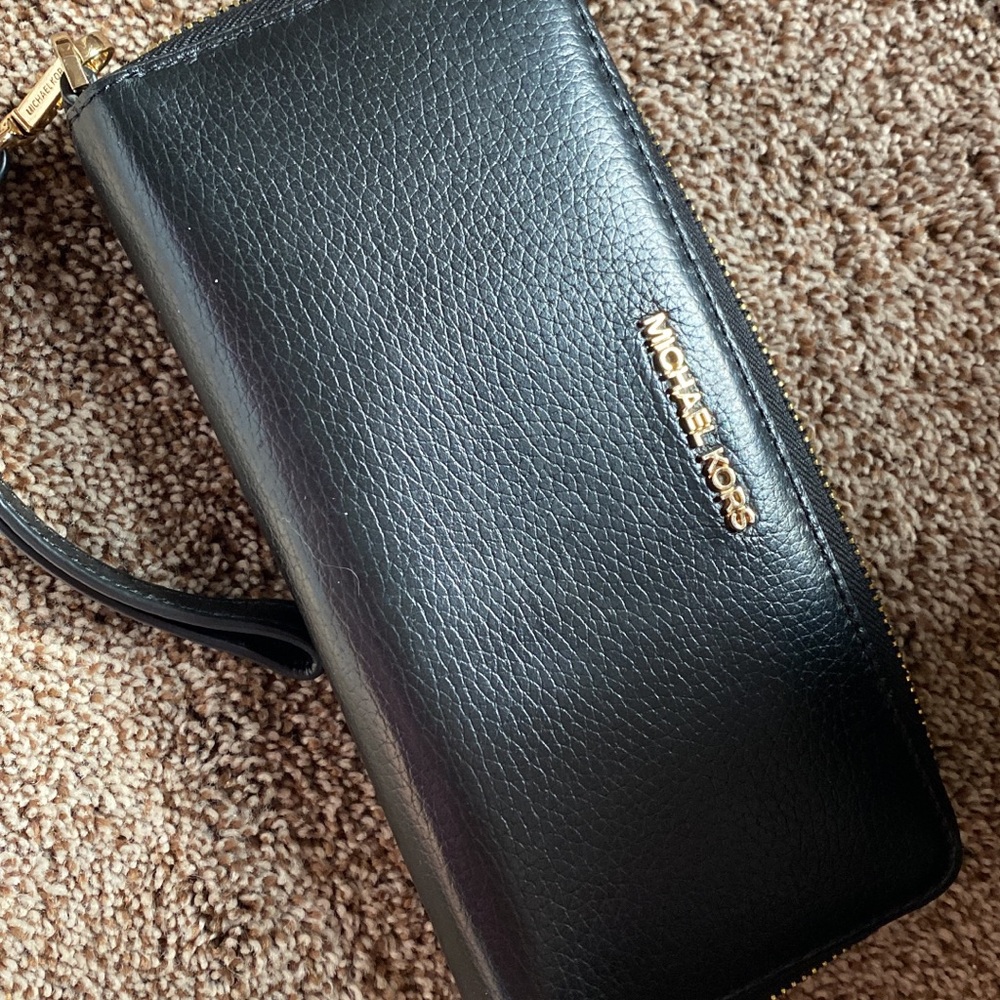 Authentic Michael Kors wallet in amazing condition